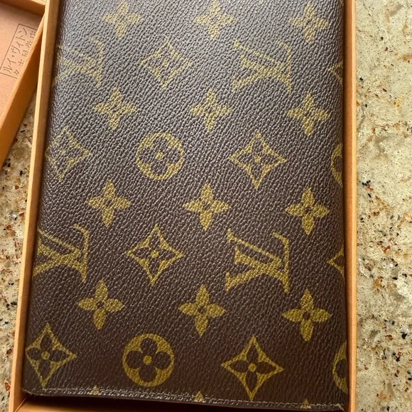 Louis Vuitton Signature Large Wallet - Picture 9 of 10